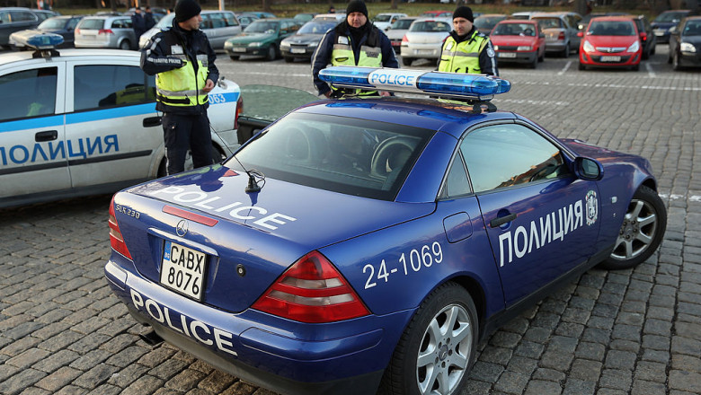 Maşini de poliţie pe o stradă în Sofia, Bulgaria