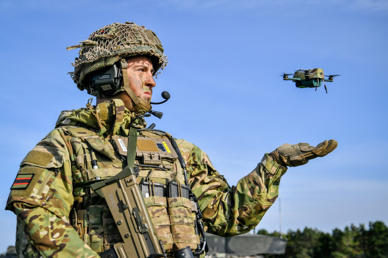 Militar britanic lansează o mini-dronă de supraveghere