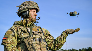 Militar britanic lansează o mini-dronă de supraveghere