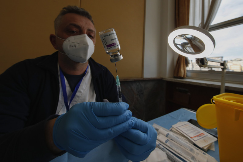 Il vaccino AstraZeneca è in preparazione da parte del personale medico a Napoli, Italia