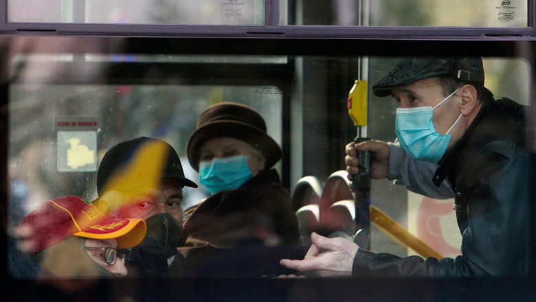 Oameni cu mască într-un autobuz din București