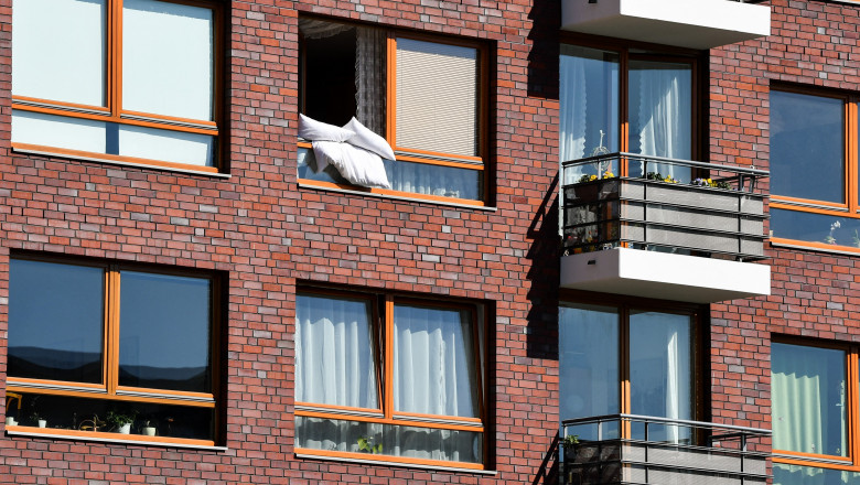 cearceafuri si lenjerie de pat pusă la aerisit la fereastra unui bloc din Berlin, Germania