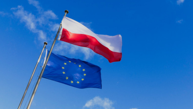 Drapelele Poloniei și Uniunii Eropene.
