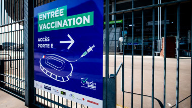 Visite de l'installation du centre de vaccination au Stade de France ŕ Saint-Denis