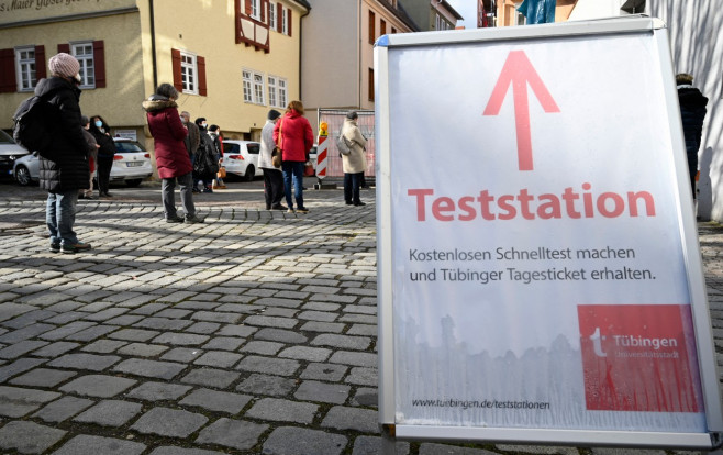 Oamenii se testează în orașul Tuebingen din Germania. Foto: Profimedia
