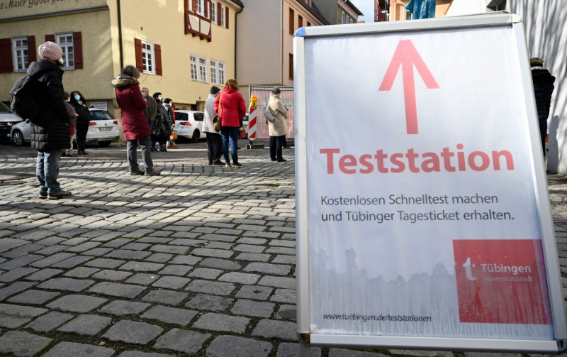 Oamenii se testează în orașul Tuebingen din Germania. Foto: Profimedia