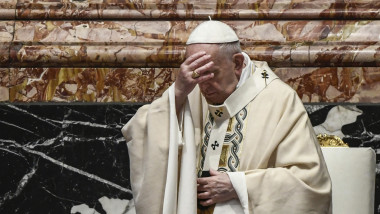 papa francisc cu mana la frunte in tmpul unei slujbe religioase