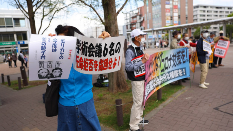 japonezi protesteaza cu pancarte cerand anularea jocurilor olimpice