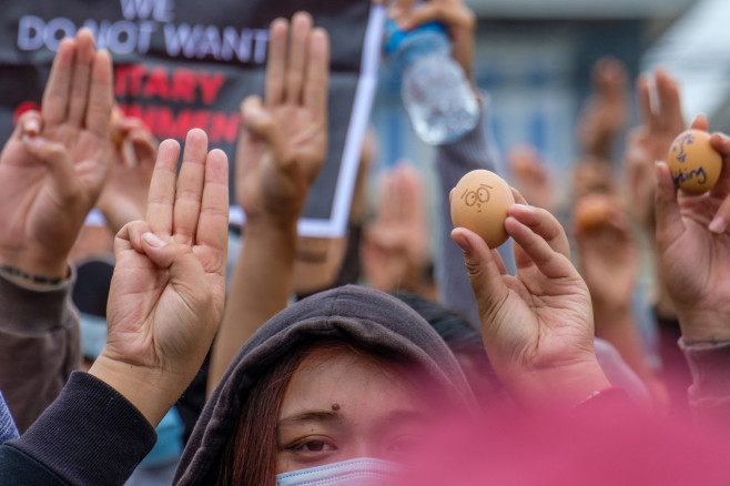 Manifestanții pro-democrație din Myanmar au desenat mesaje de protest pe ouăle de Paște.