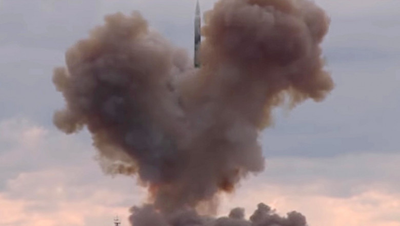 o racheta este llansata in cadrul unui test balistic efectuat de rusia