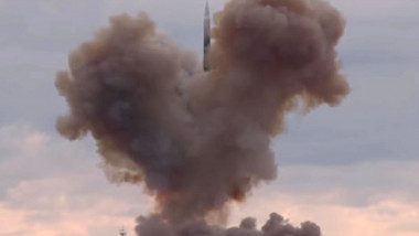 o racheta este llansata in cadrul unui test balistic efectuat de rusia