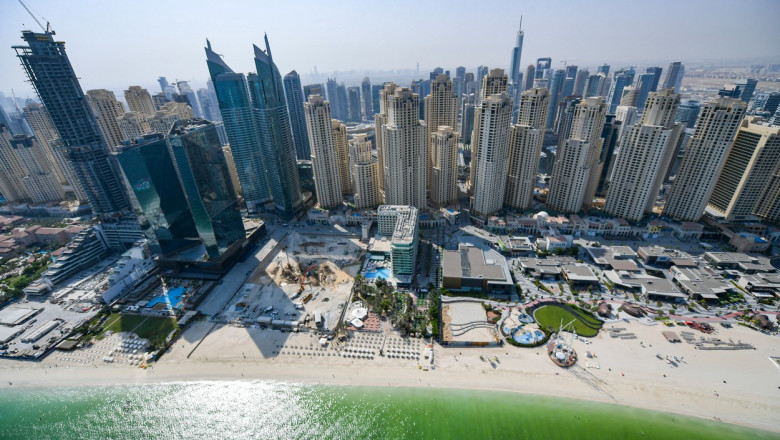 cladiri inalte la malul marii in Dubai