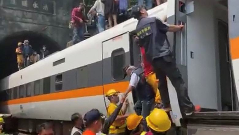 Echipele de salvare caută supraviețuitori ai accidentului feroviar din Taiwan.