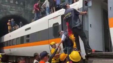 Echipele de salvare caută supraviețuitori ai accidentului feroviar din Taiwan.