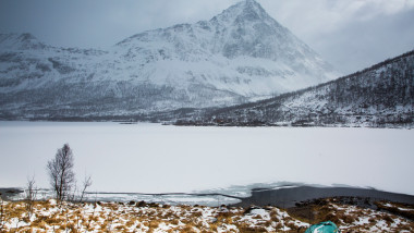 Munți acoperiți de zăpadă în Norvegia