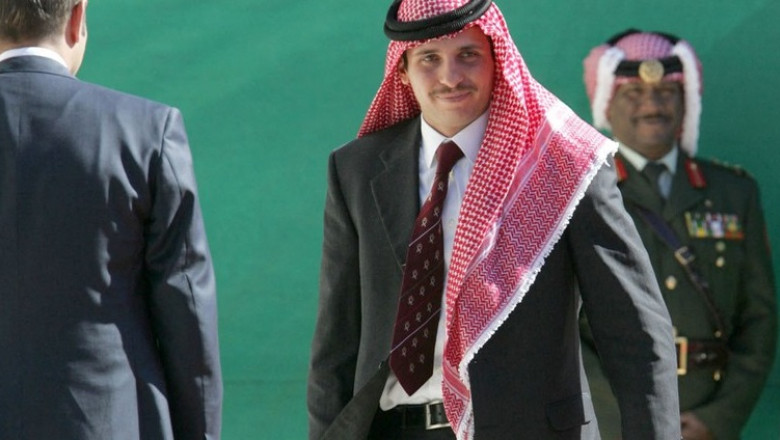 Fostul prinț moștenitor al Iordaniei, Hamzah bin Hussein, trece pe langa mai multi oameni in timp ce participa la o ceremonie