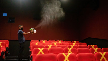 Sala de cinema cu scaune rosii dezinfectate.