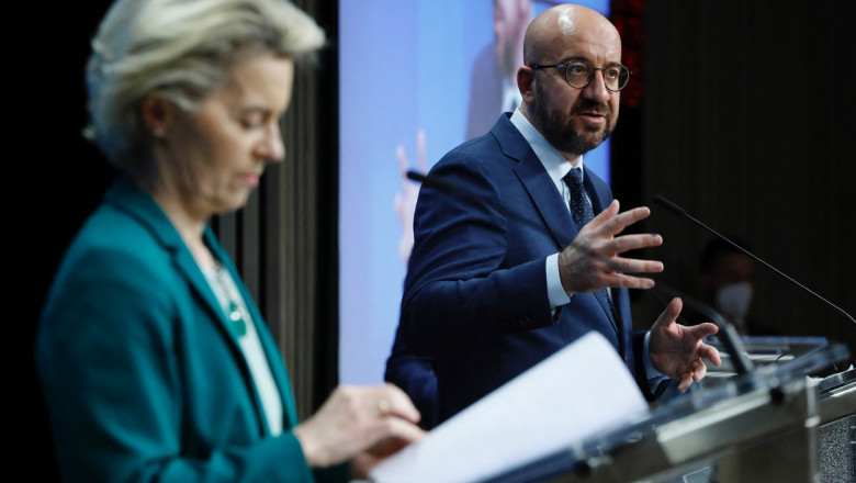 Şefa Comisiei Europene, Ursula von der Leyen, şi preşedintele Consiliului European, Charles Michel, in timpul unei conferinte de presa