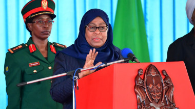 Noul președinte al Tanzaniei, Samia Suluhu Hassan, sustine o declaratie de presă