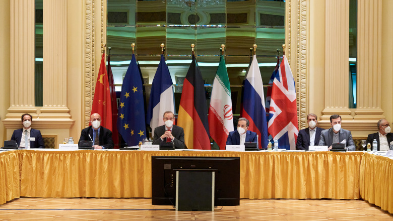 Diplomați ai mai multor state la masă, cu steaguri în spate