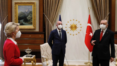 erdogan și charles michel stau în fața celor două scaune, în timp ce von der leyen se uita la ei