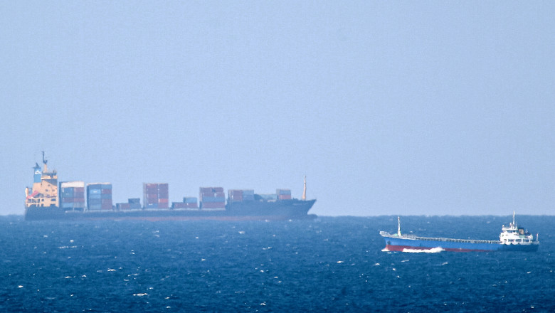 cargo transoceanic incarcat cu containere, in marea rosie