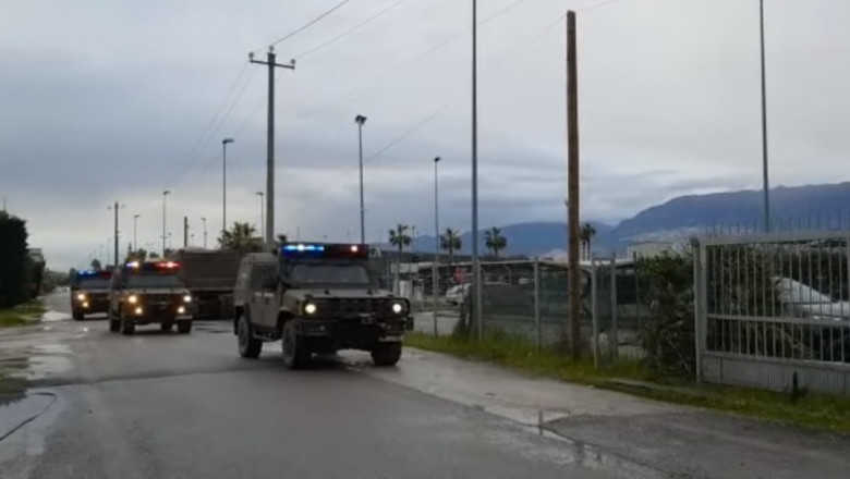 Armata preia controlul aupra aeroportului din Tirana.