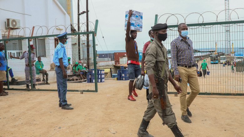 Supravieţuitori ai unui atac jihadist din nordul Mozambicului, escortaţi de armată