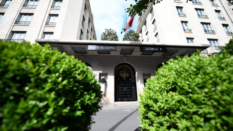 Hotelul George V din Paris, aleea de la intrare