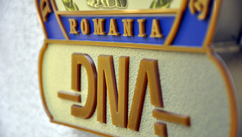 Sigla DNA de la intrarea in sediul din București.