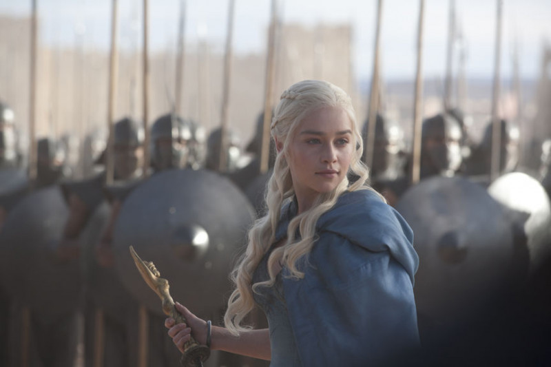 Emilia Clarke, în rolul Daenerys Targaryen din serialul HBO Urzeala Tronurilor