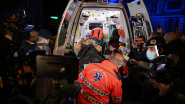 Un pacient de la Spitalul Foișor este urcat în ambulanță.