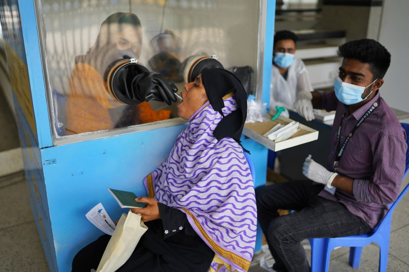 Muncitori din Bangladesh fac test anti-COVID pe aeroportul din Dhaka înainte de a pleca la muncă în străinătate. Foto: Profimedia Images