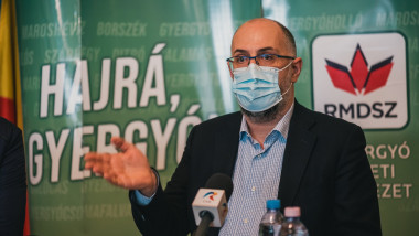 Kelemen Hunor, președintele UDMR, cu masca, gesticuleaza in timpul unei conferinte de presa