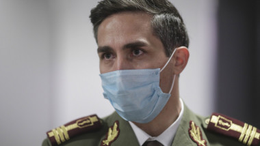 Medicul militar Valeriu Gheorghiță cu mască de protecție.