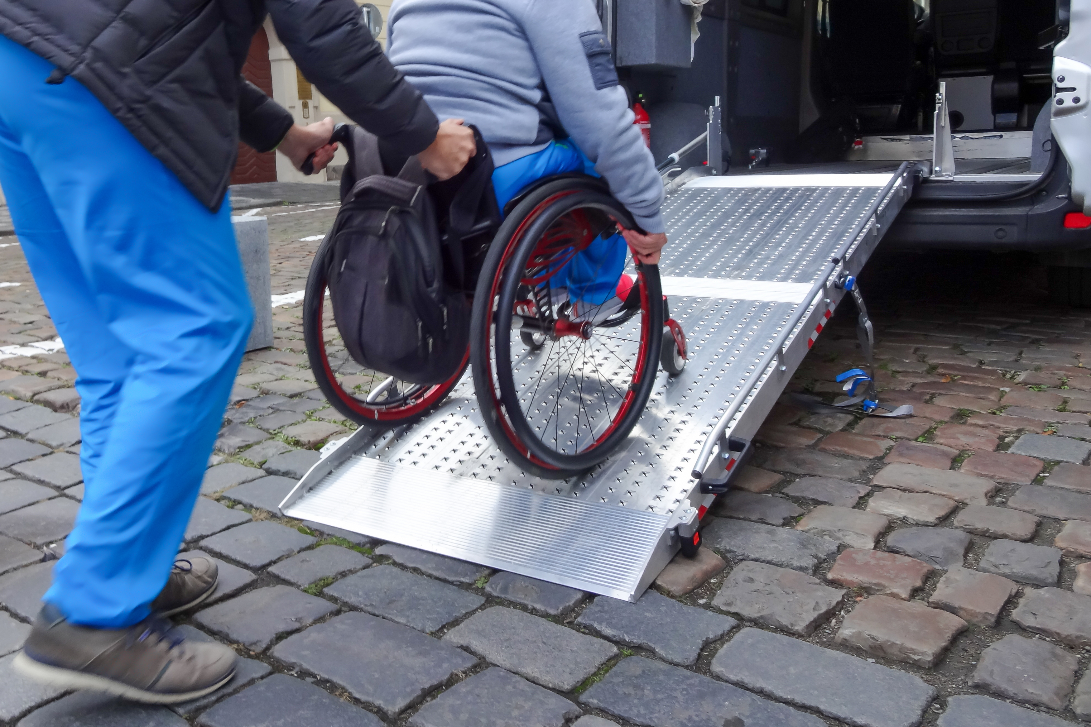 Persoanele cu membre amputate nu vor mai trebui să se prezinte la comisia de evaluare pentru prelungirea certificatului de handicap
