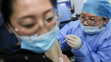 o femeie este vaccinata cu vaccinul chinezesc sinovac