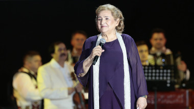 Gabi Lunca canta pe scena Festivalului International Cerbul de Aur 2019, desfasurat in Piata Sfatului din Brasov, in seara dedicata folclorului.