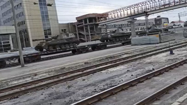 convoi cu tehnică grea a armatei ruse transportat pe calea ferată
