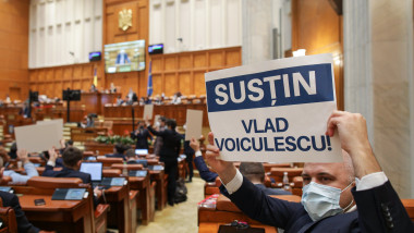 Deputatul USR PLUS Emanuel Ungureanu ține o pancartă cu mesaj de susținere pentru Vlad Voiculescu, la moțiunea simplă împotriva fostului ministru al sănătății.