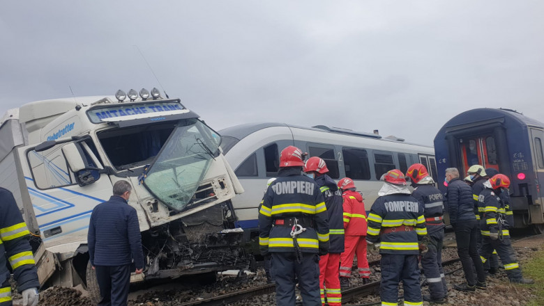 O femeie a fost rănită după ce un camion a fost lovit de două trenuri în județul Vaslui. Foto: ISU