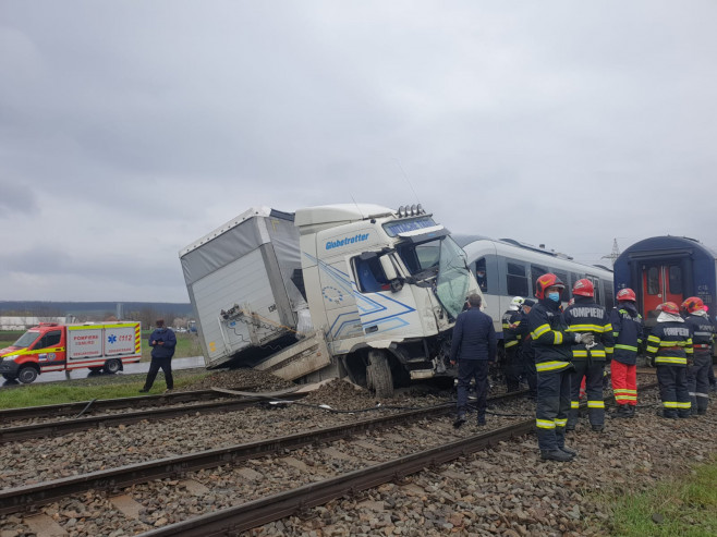 accident camion tren sursa ISU Vaslui 150421 (6)