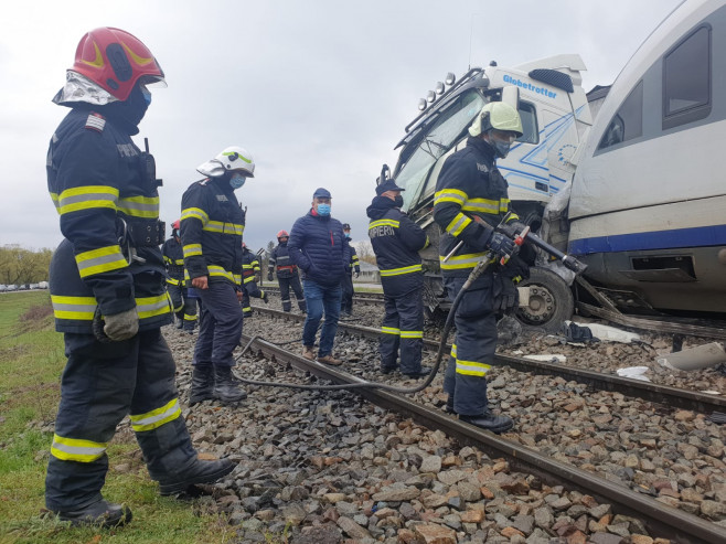 accident camion tren sursa ISU Vaslui 150421 (8)