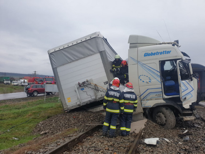 accident camion tren sursa ISU Vaslui 150421 (9)