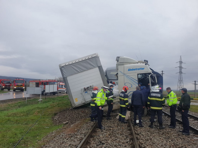 accident camion tren sursa ISU Vaslui 150421 (13)