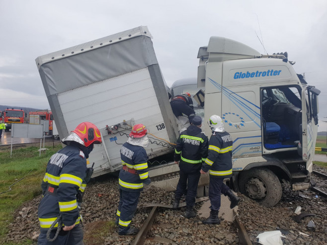 accident camion tren sursa ISU Vaslui 150421 (14)