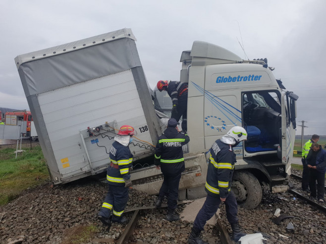 accident camion tren sursa ISU Vaslui 150421 (15)