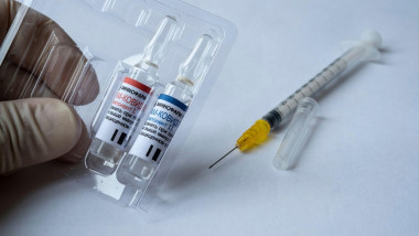 fiole de vaccin rusesc langa o seringa