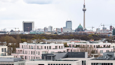 blocuri de locuinte in berlin cu turnul berlinului pe fundal