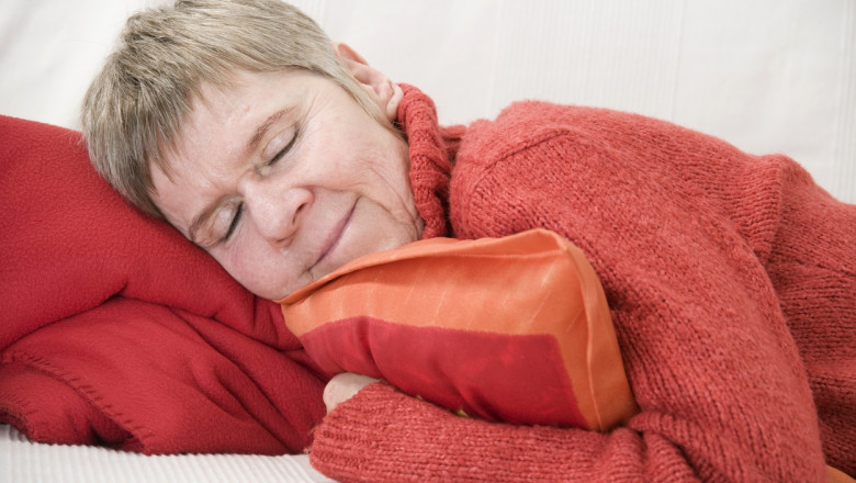 femeie care poarta un pulover portocaliu doarme